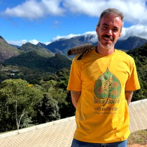 Camiseta Ashvattha Mostarda